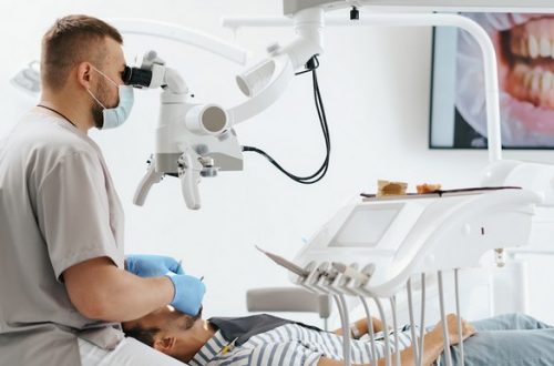 Процесс терапевтического лечения зубов в современной стоматологической клинике.