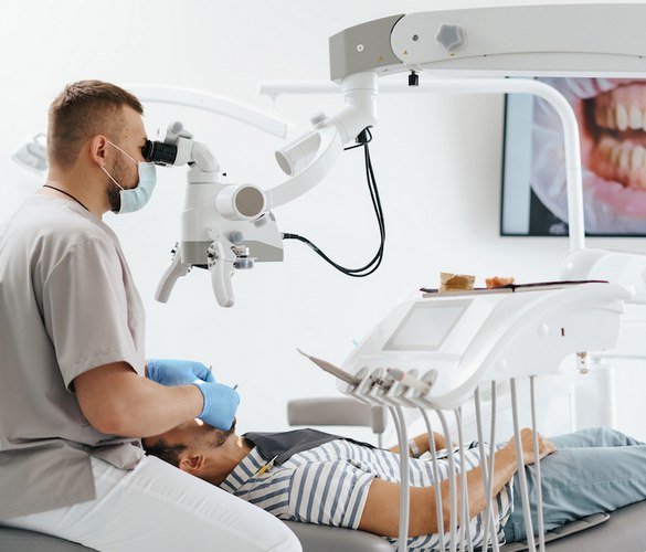 Процесс терапевтического лечения зубов в современной стоматологической клинике.